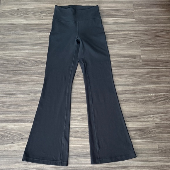 Like New Lululemon Groove High-Rise Flared Black Pants Size 6 - Picture 1 of 5